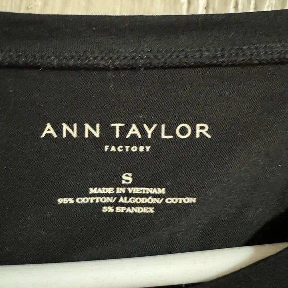 Ann Taylor black short sleeve T-shirt size small - Picture 2 of 5
